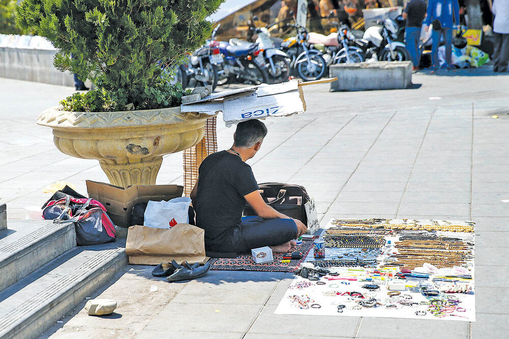 بررسی آسیب‌های اشتغال غیررسمی و راهکارهای کاهش آن