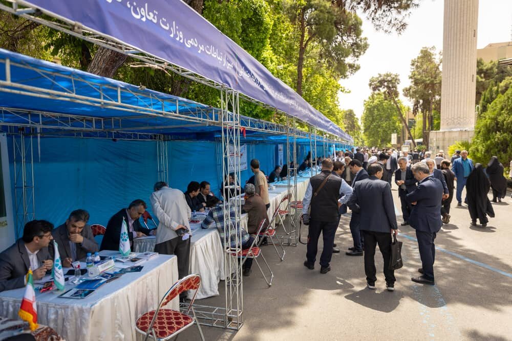 حضور وزیر کار و مدیران سازمان‌های تابعه در میز خدمت نماز جمعه