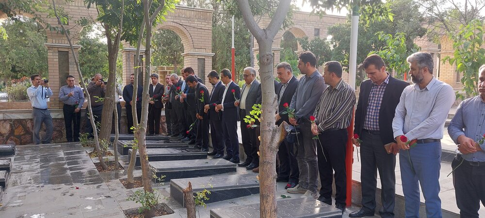 حضور مدیران بیمه و درمان تامین‌اجتماعی کردستان بر مزار شهدای والامقام