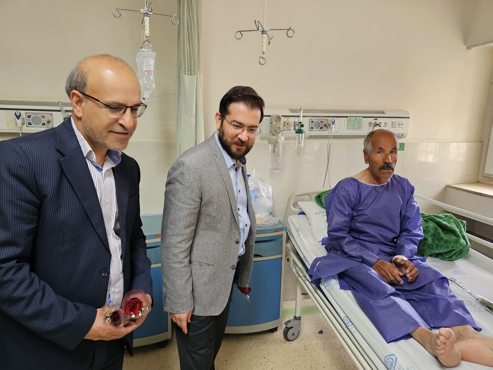 عیادت مدیر درمان تأمین اجتماعی کرمانشاه از کارگران بستری در بیمارستان شهدا 
