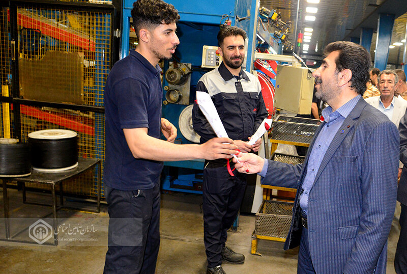 بازدید مدیرکل تامین اجتماعی کردستان از کارخانه لاستیک بارز
