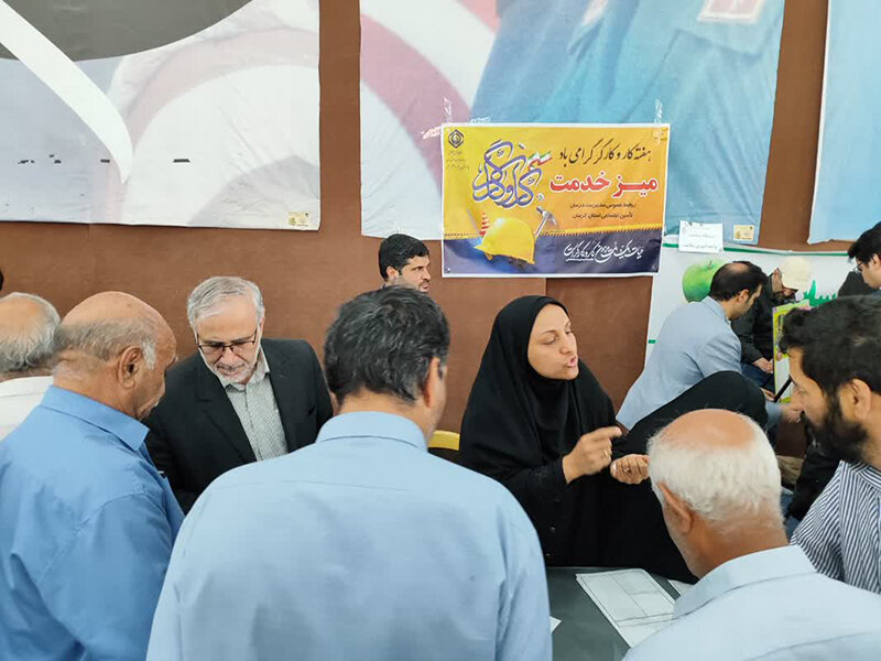 برپایی میزخدمت مدیریت درمان تأمین اجتماعی کرمان در محل نمازجمعه
