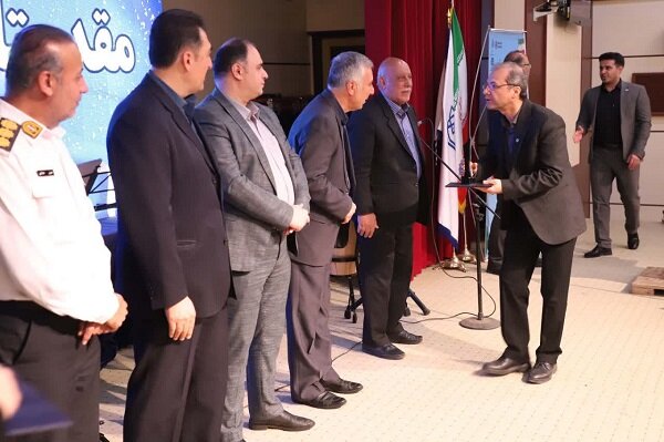 لوح تقدیر برای مدیریت درمان تامین اجتماعی قزوین در حوزه سلامت‌محور