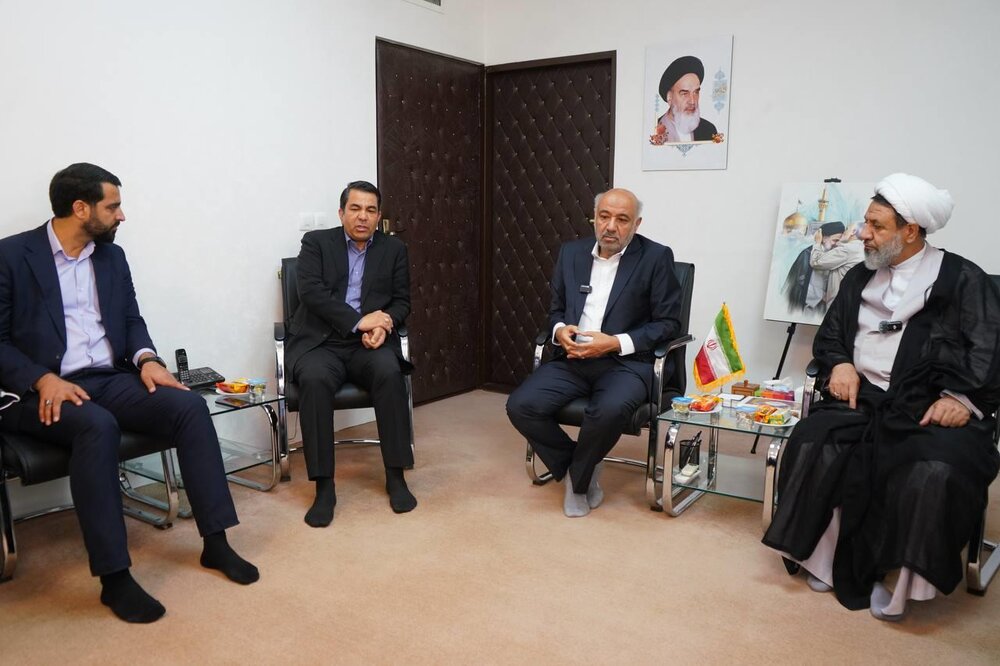 دولت به جای اداره بنگاه‌ها، باید به امور مردم رسیدگی کند