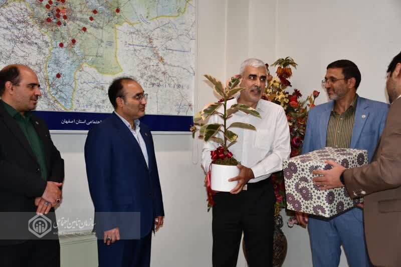 تجلیل از آزاده بازنشسته در اداره کل تأمین اجتماعی اصفهان