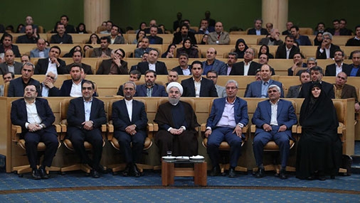 اهدای تقدیرنامه نشان مسئولیت اجتماعی ایران به نفت ایرانول