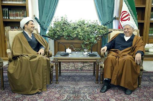 تصویر دیدار بازیگر نقش  آیت الله هاشمی در سریال معمای شاه  با مرحوم هاشمی