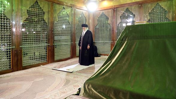 رهبر انقلاب اسلامی در مرقد مطهر امام(ره) و گلزار شهدا حضور یافتند +تصاویر