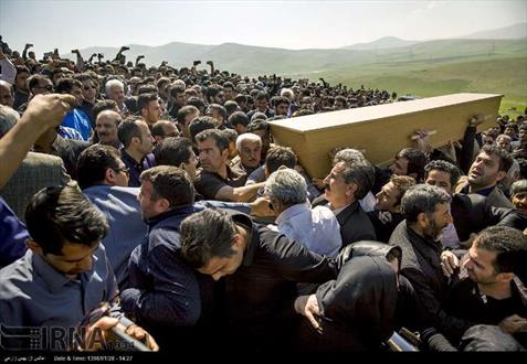 گزارش تصویری از خاکسپاری پیکر عارف لرستانی در زادگاهش