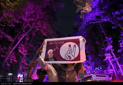 جشن هواداران روحانی پس از پیروزی در انتخابات+تصاویر