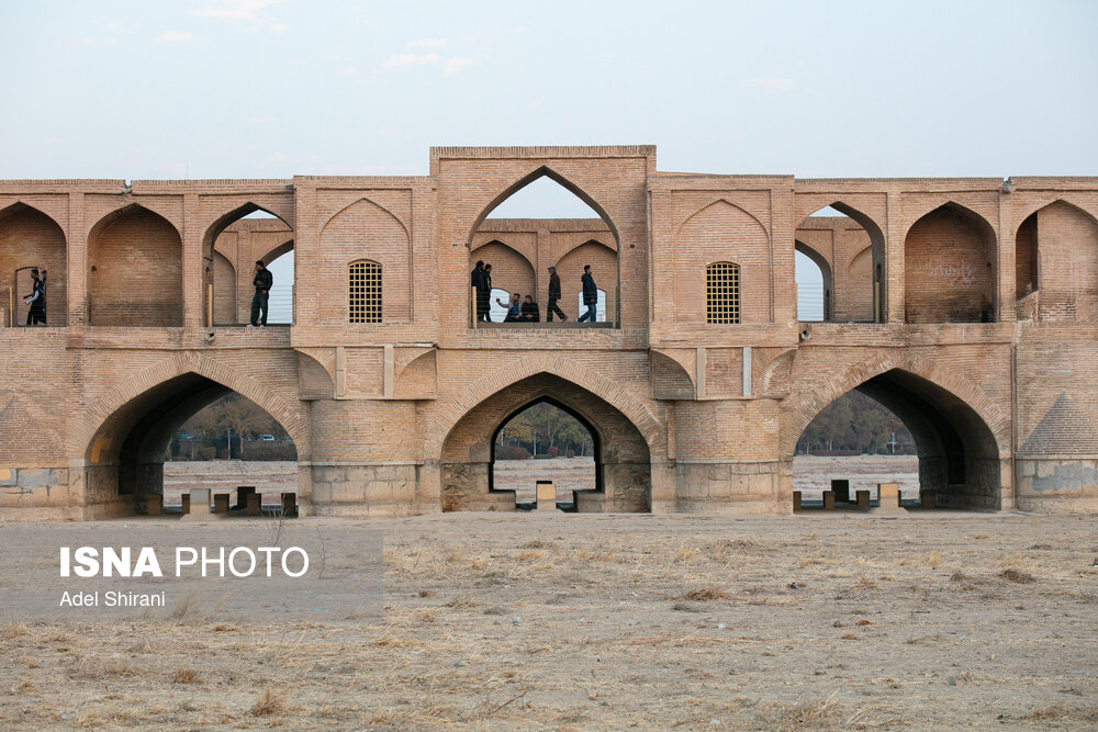 خشکی زاینده‌رود و ترک خوردن بناهای تاریخی