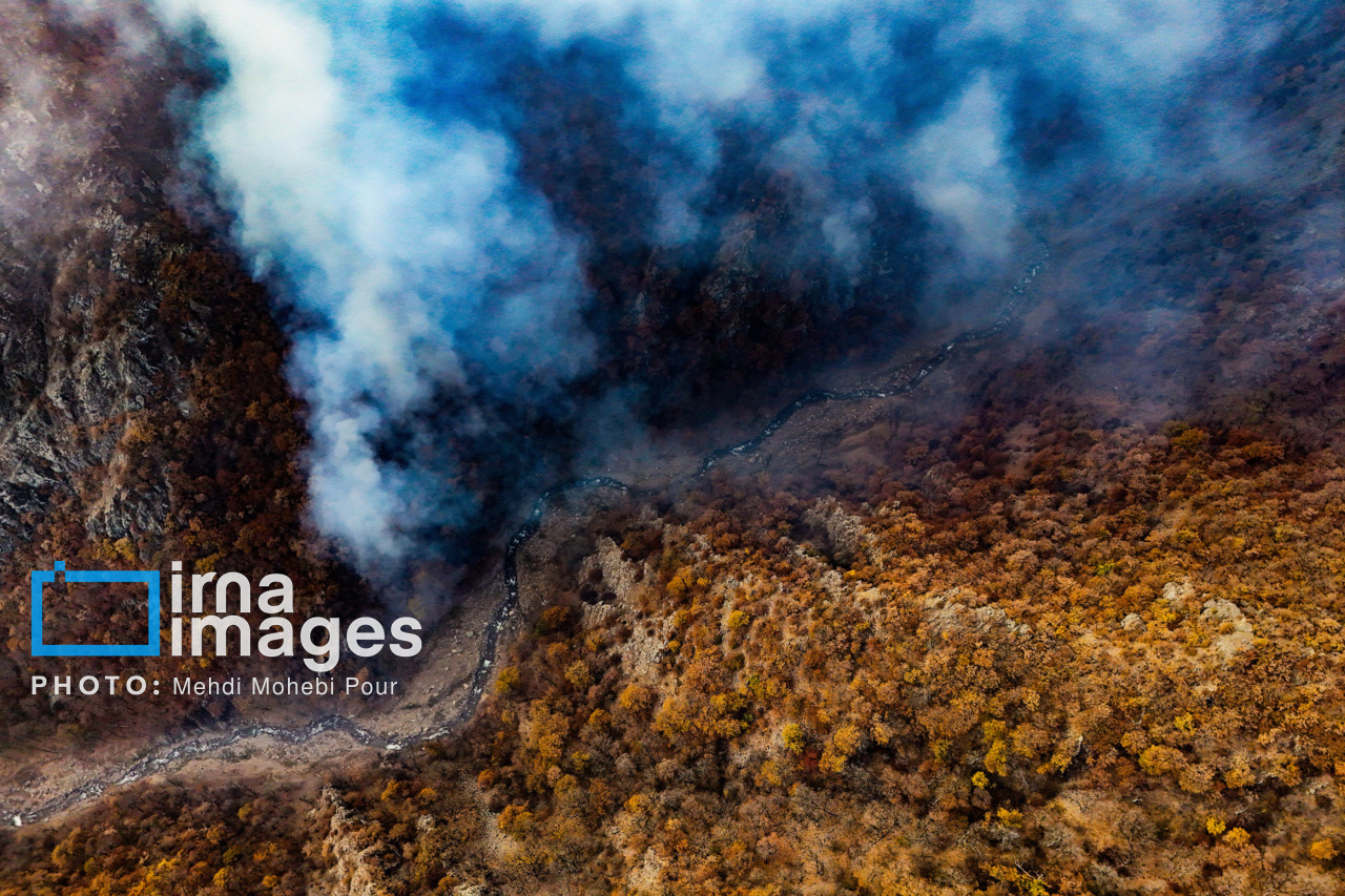 ادامه آتش‌سوزی در جنگل‌های ابر؛ بالگرد تا صبح امکان پرواز ندارد