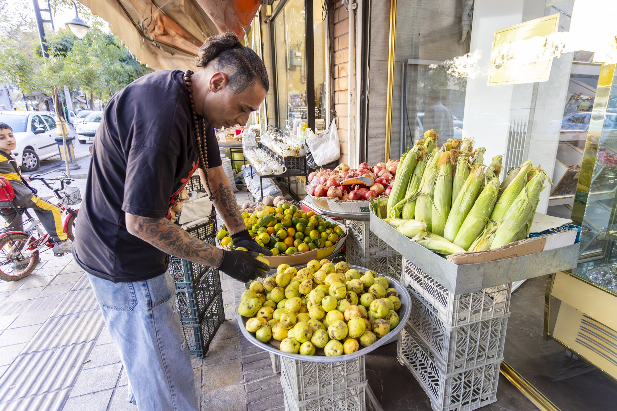 رنگ و طعمِ تازگی در دست میوه و سبزی‌فروشان شهر
