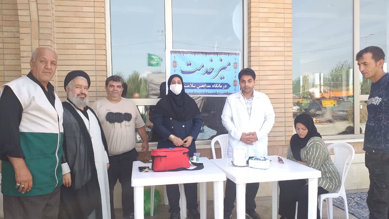 خدمت‌رسانی مدافعین سلامت بندرگز به زائران امام رضا (ع) در هفته دولت