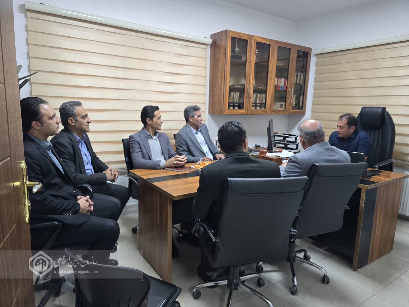 نشست تأمین‌اجتماعی سمنان با خانه و آشپزخانه تابان برای رفع موانع تولید