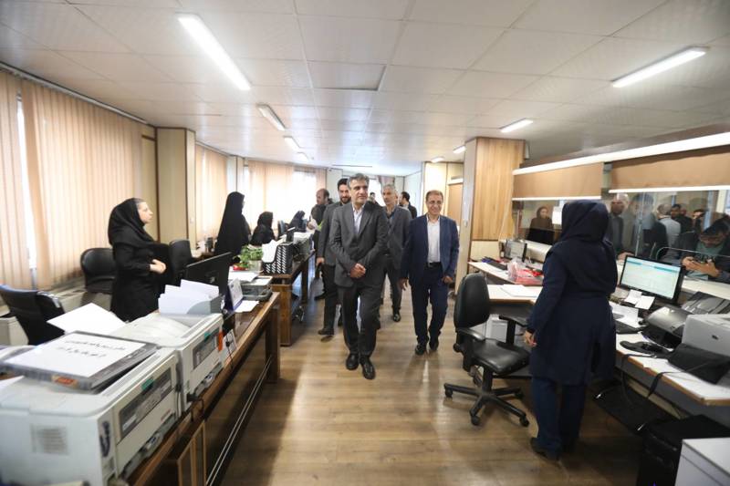 بازدید از برخی از شعب و کارگزاری‌های تهران در آخرین روز کاری