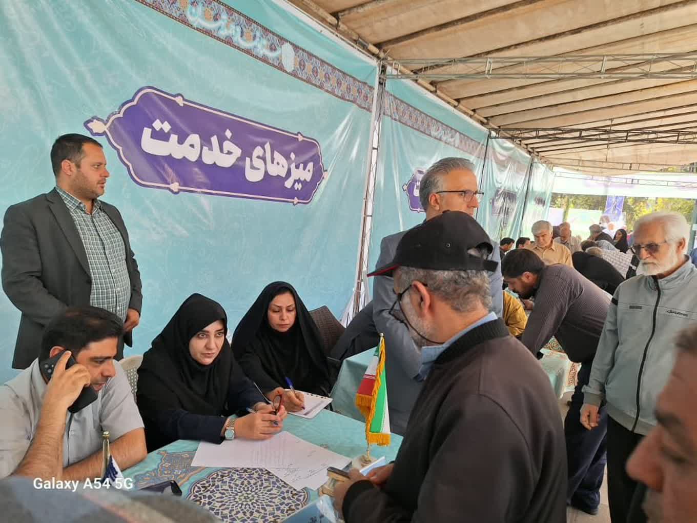 پاسخگویی مدیران تأمین اجتماعی غرب تهران در میز خدمت نماز جمعه