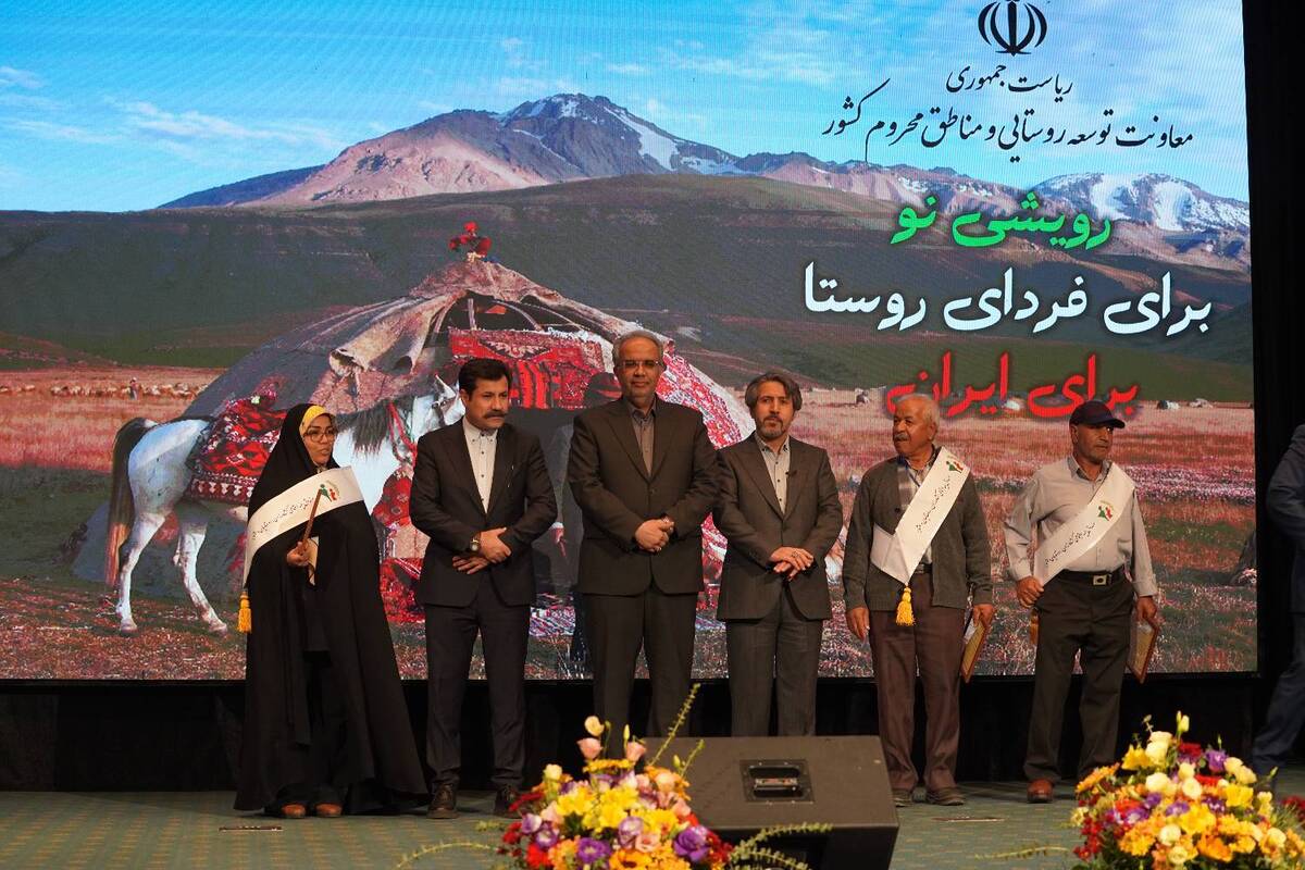 احکام مستمری به جمعی از روستاییان و عشایر اهدا شد