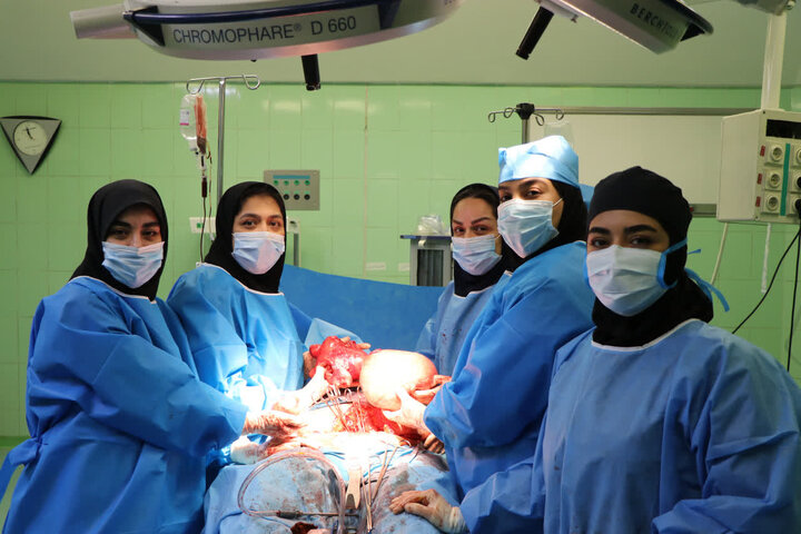 خارج کردن توده ۴ کیلویی از شکم زن ۴۶ ساله