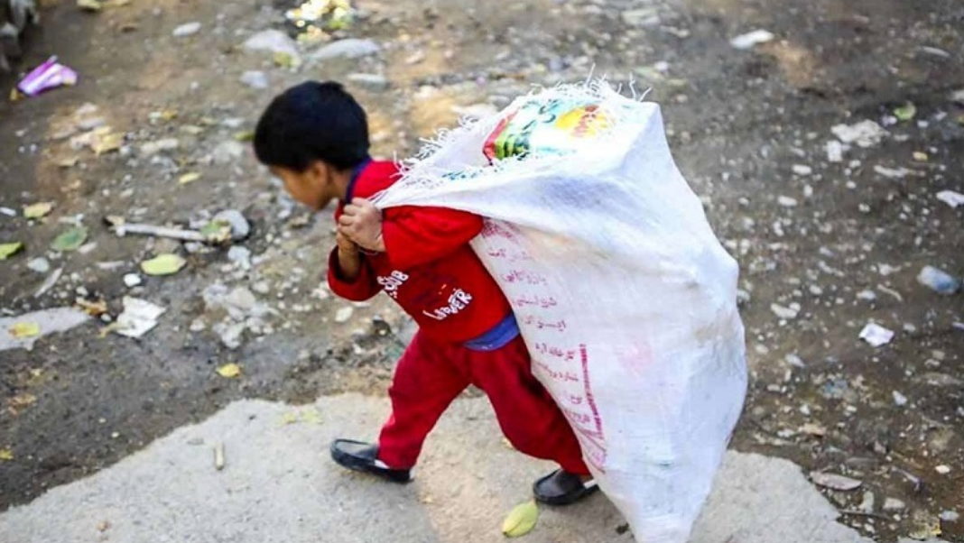 چهره فقر در ۲۳ سال؛ سقوط قله و فشار در دهک‌های پایین