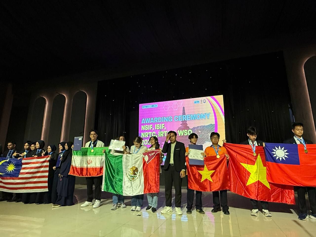 سه مدال طلا و یک جایزه ویژه؛ سهم دانش‌آموزان مخترع ایرانی در مسابقات جهانی اندونزی ۲۰۲۵