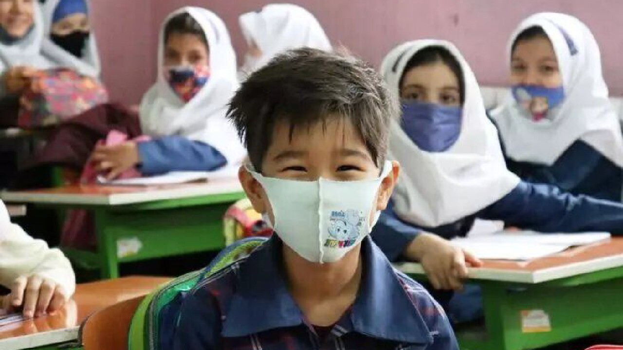 تا کارت نکشی، ثبت‌نام نمی‌کنند؛ تحصیل پرهزینه برای کودکان مهاجر