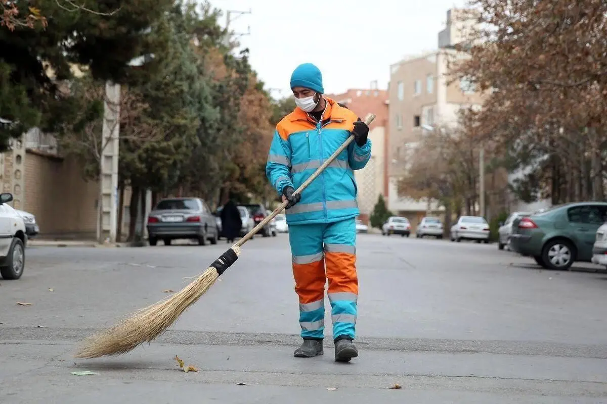 نگرانی یک کارگر فضای سبز شهرداری از آلودگی هوا: به ما ماسک‌های فیلتردار بدهند