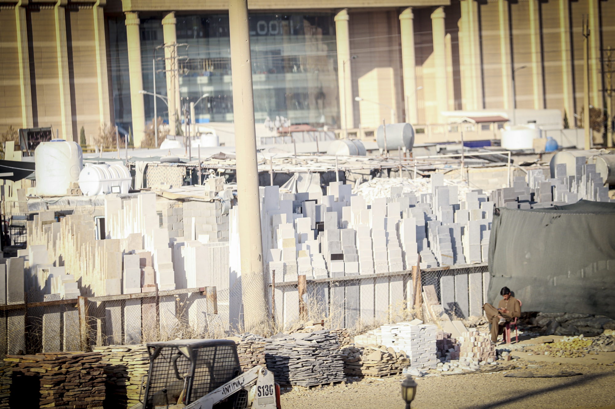 سنگ فروشی، یک کسب و کار رقابتی در شهرکی نوپا