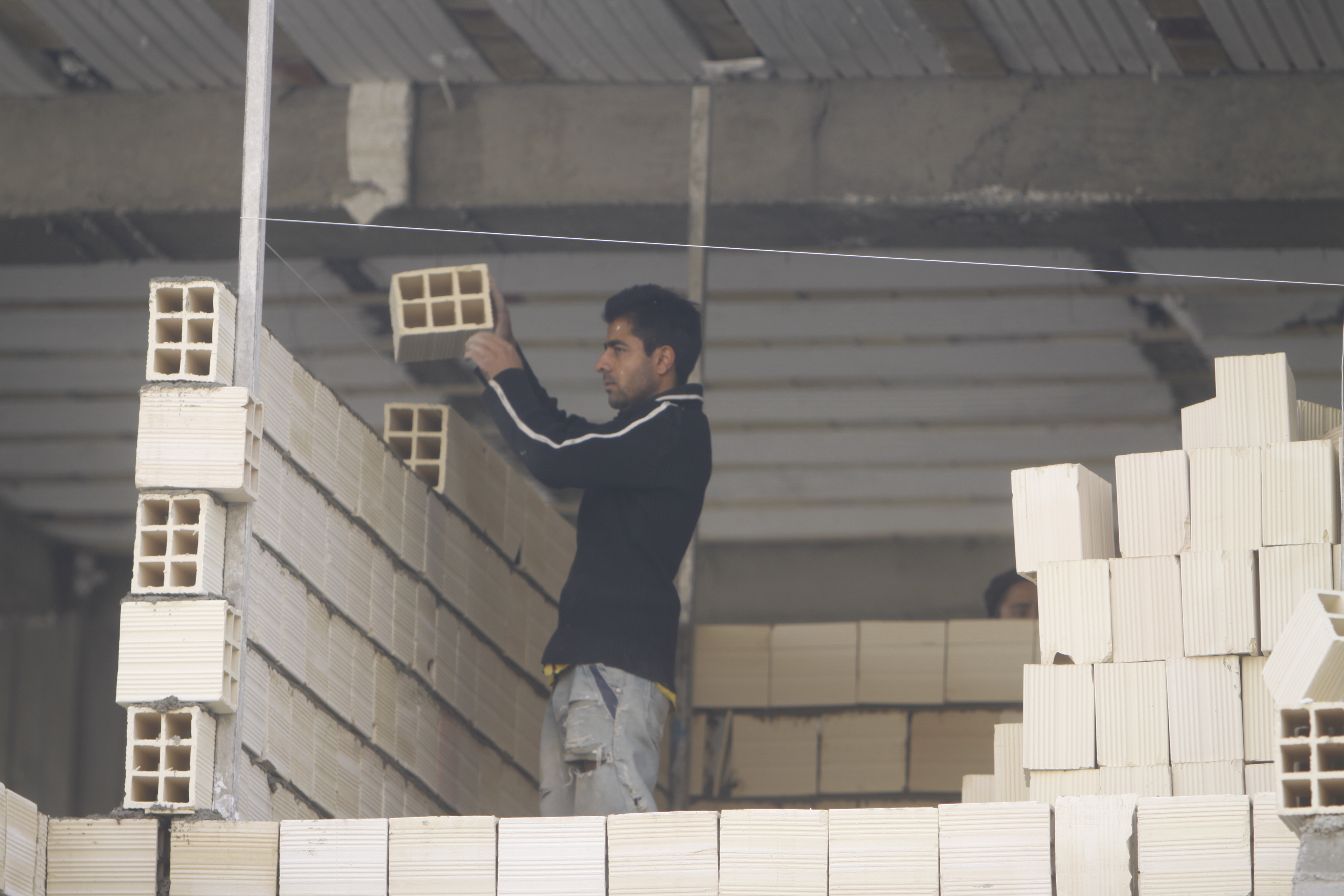 آیا کارگر آسیب‌دیده بیرون از کارگاه، مشمول بیمه می‌شود؟