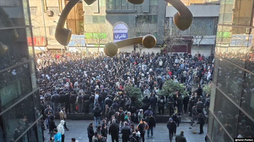 در میانه بی‌اعتمادی به اصلاحات داخلی و ترس از فشار خارجی