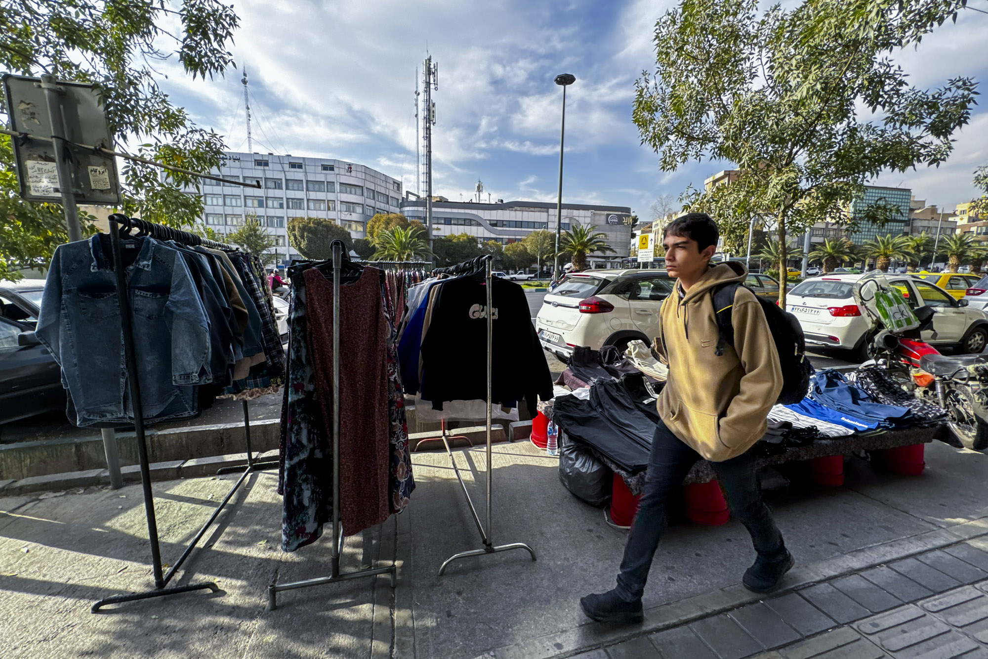 دستفروشی در پیاده‌روهای حوالی میدان هفت تیر