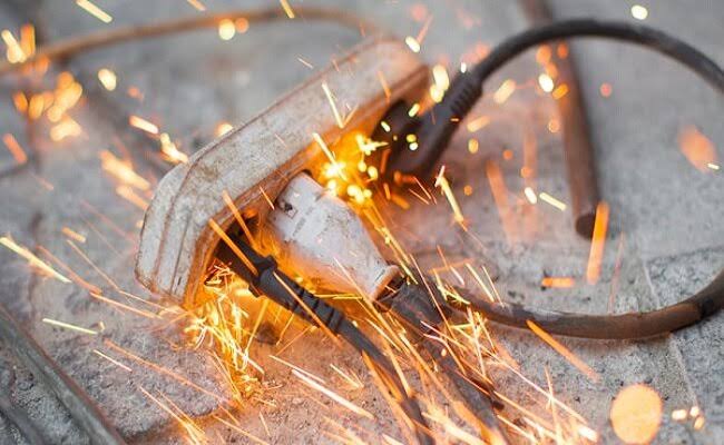 تقلیل حادثه به خطای اپراتور؛ نقد نگاه به حوادث برق‌گرفتگی