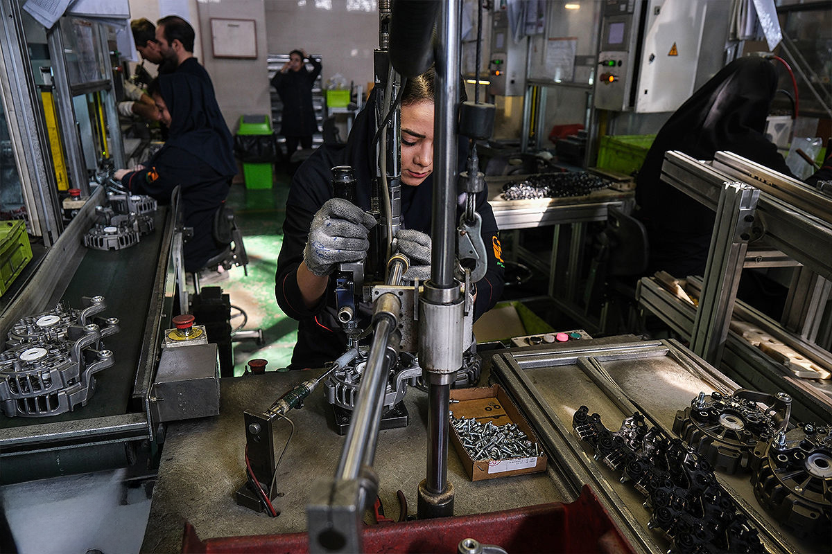 هنوز هم کار زنان را ارزان می‌خرند