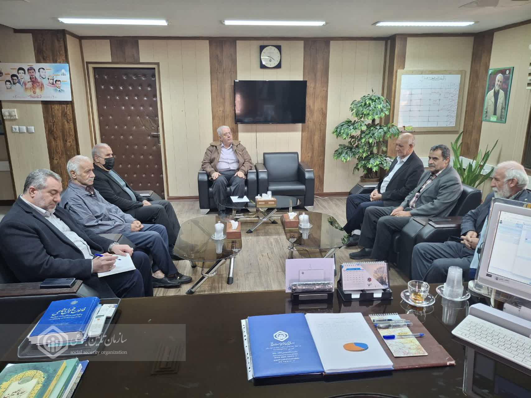 مدیرکل تامین اجتماعی قم پای صحبت بازنشستگان نشست