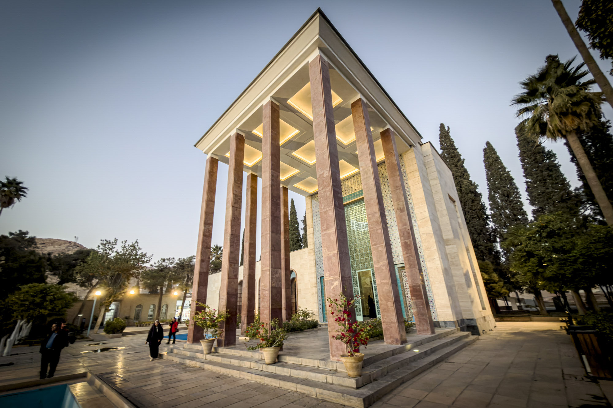 روایت شعر و معماری و سکوت در آرامگاه سعدی شیرازی