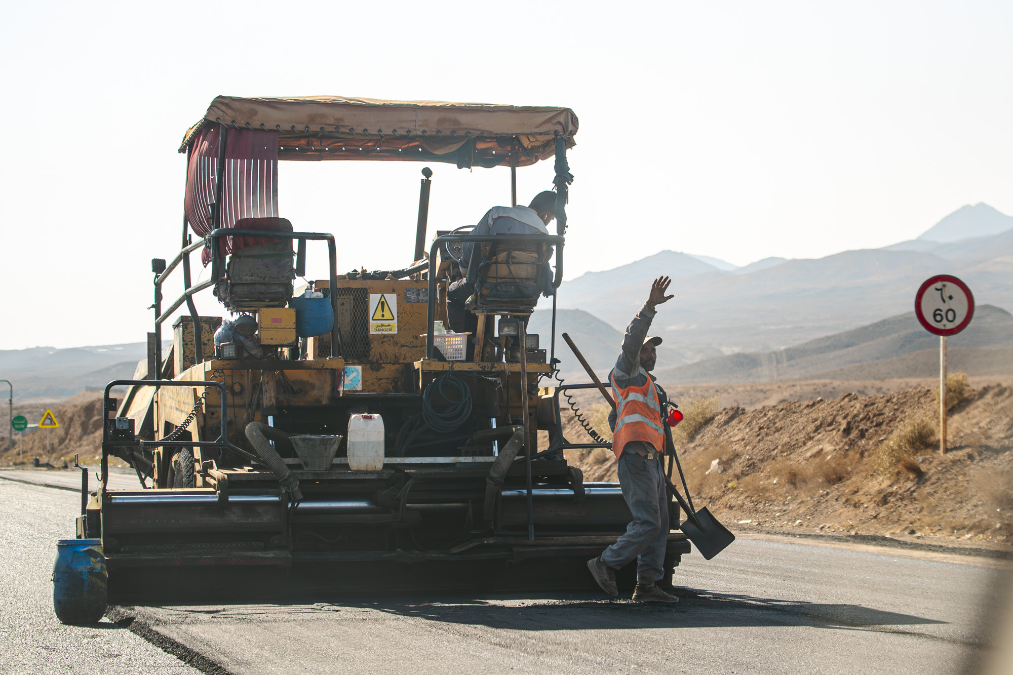 کارگران مشغول کارند...