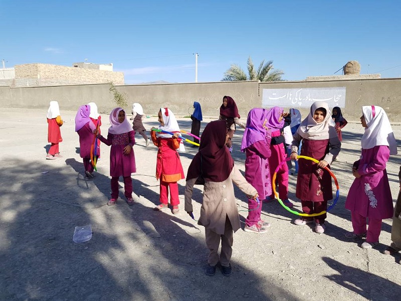 زناني با پوشيه سياه و مدارس ناهمگون