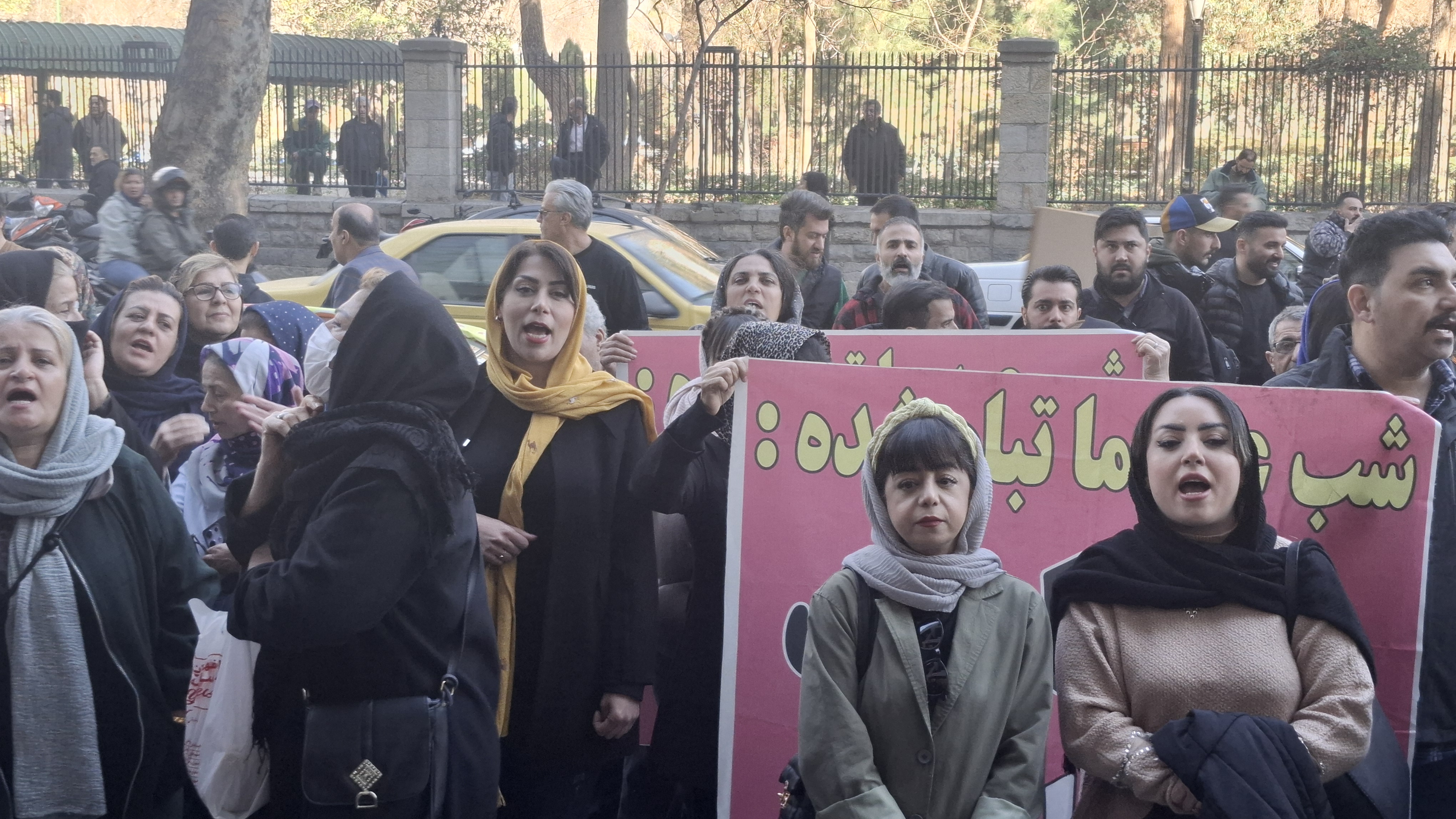 کاشانی: ۲۵۲ غرفه بازار جنت با خاکستر یکسان شد؛ شب عید زمان جبران است