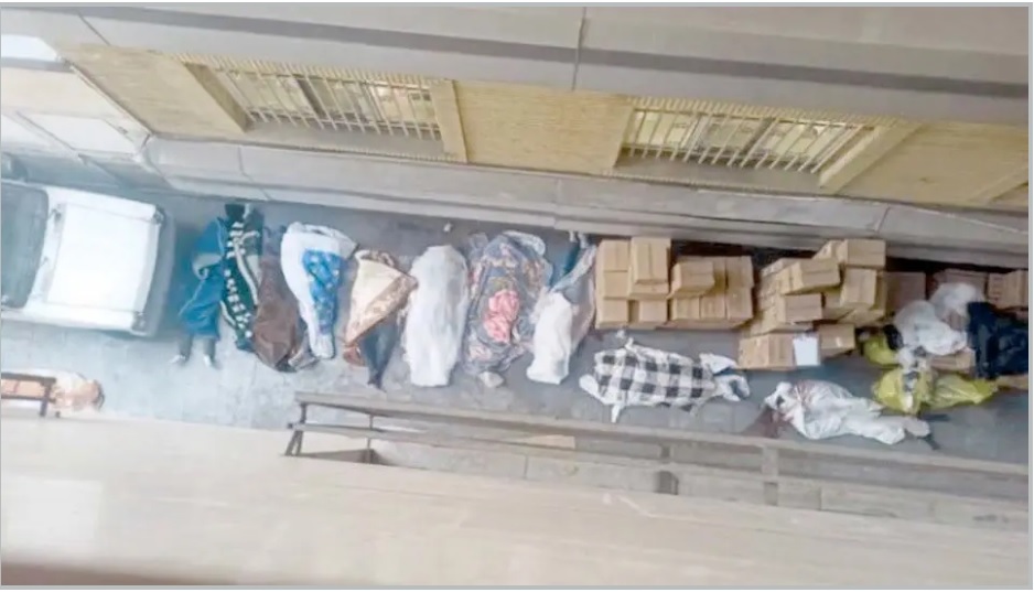 پیکرهای پیچیده در پتو در بیمارستان «الغدیر»