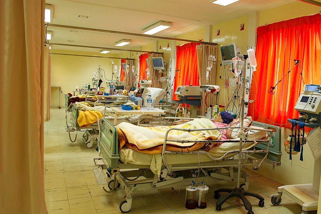 خم‌شدن روز به روز کمر ایرانیان؛ گزارش تازه از ناتوانی نظام سلامت در محافظت از جیب مردم