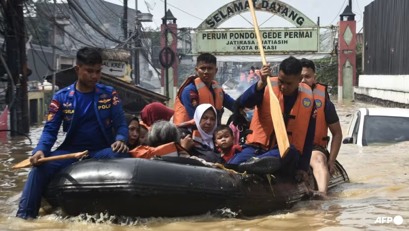 تلفات سیل و رانش زمین در بخش‌هایی از آسیا از ۱۷۰۰ نفر گذشت