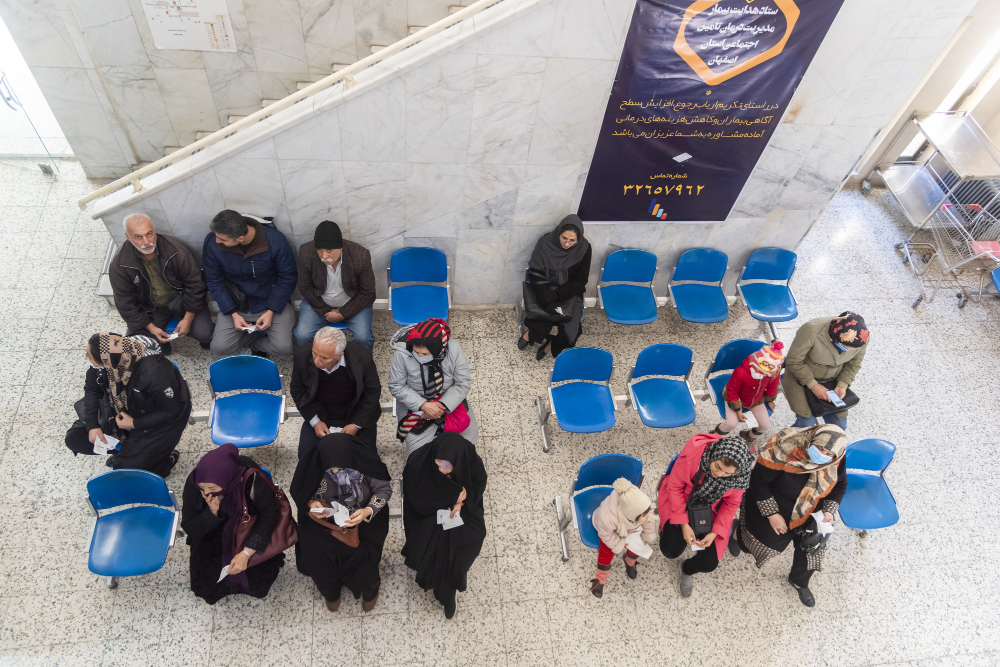 مراجعین در انتظار نوبت برای درمان