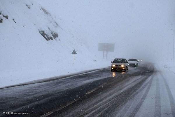 بارندگی در محورهای ۶ استان؛ از زنجیرچرخ استفاده کنید