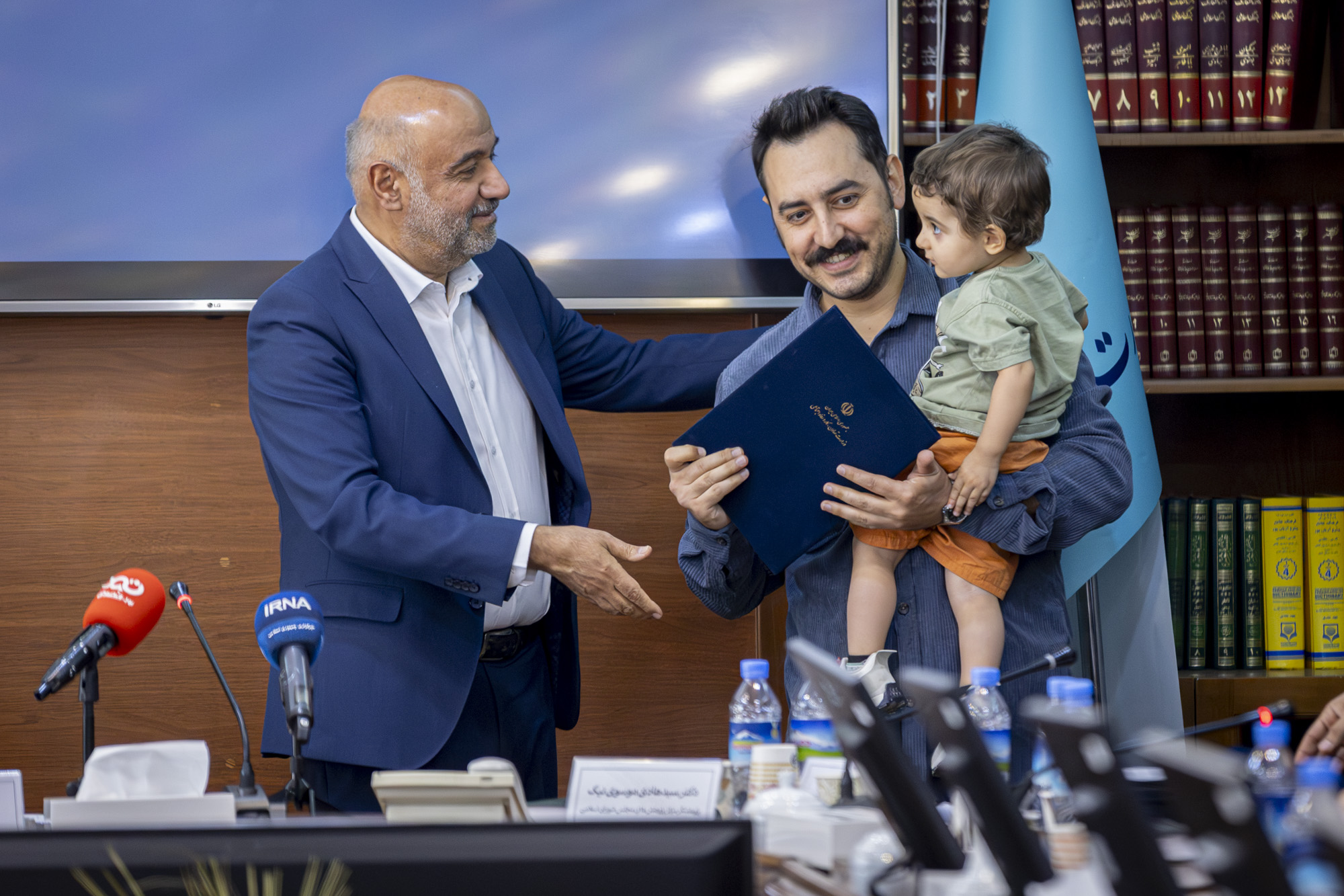 اهدای جوایز برگزیدگان عکس و کاریکاتور جشنواره در مسیر عدالت توسط احمد میدری