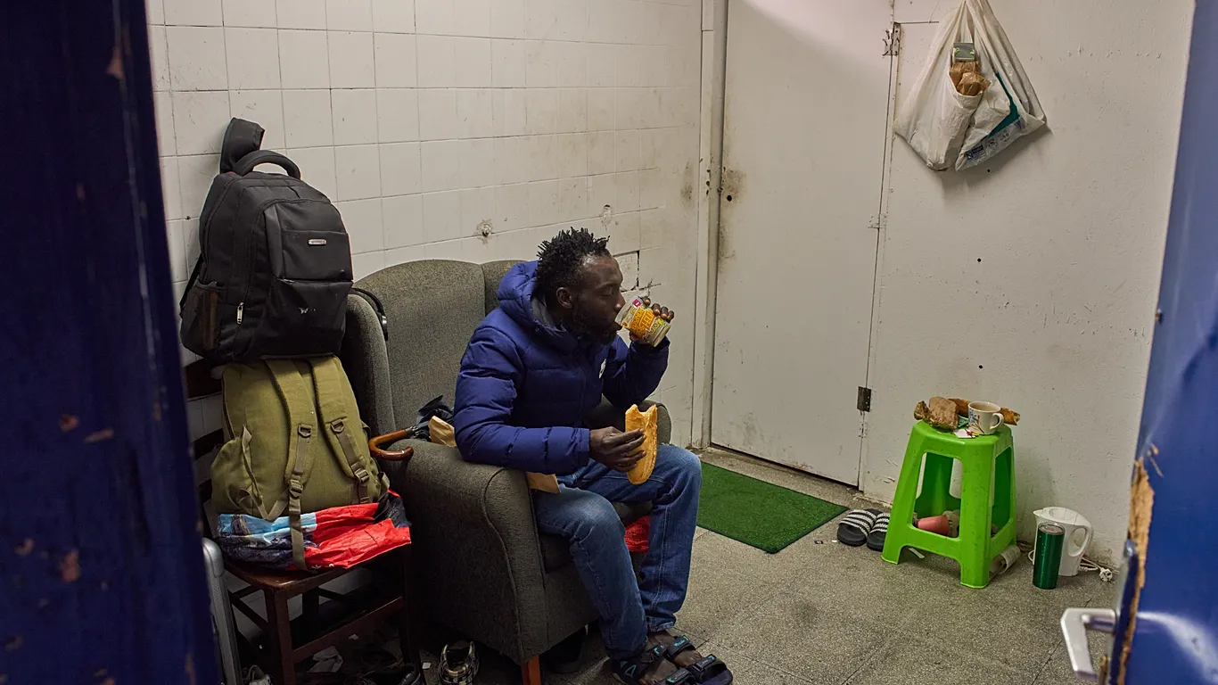 تخلیه مدرسه متروکه در بادالونا؛ ۴۰۰ مهاجر در خطر بی‌خانمانی