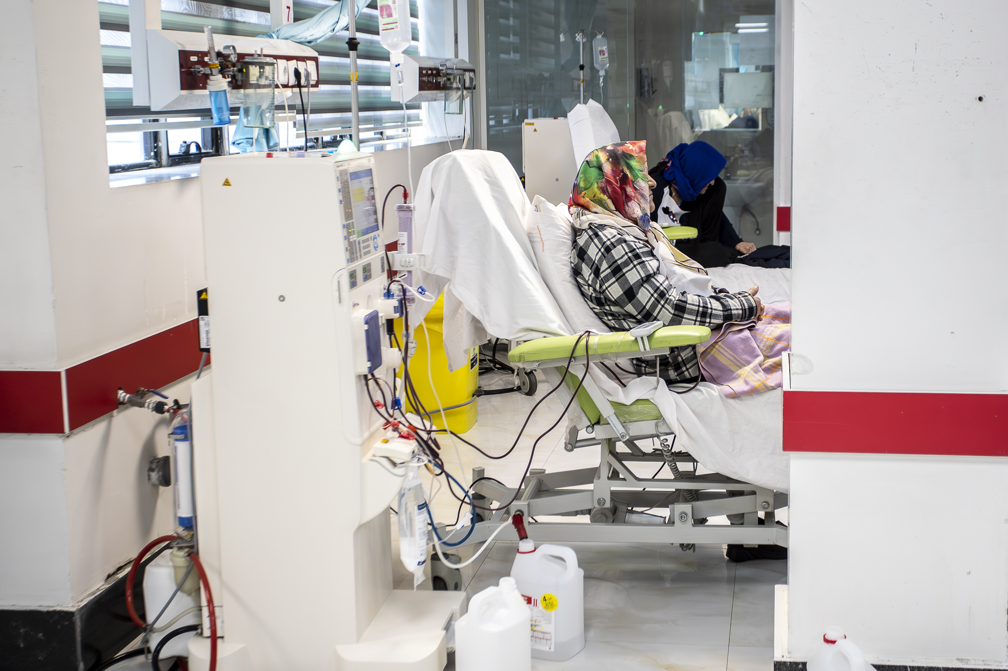 خم‌شدن روز به روز کمر ایرانیان؛ گزارش تازه از ناتوانی نظام سلامت در محافظت از جیب مردم