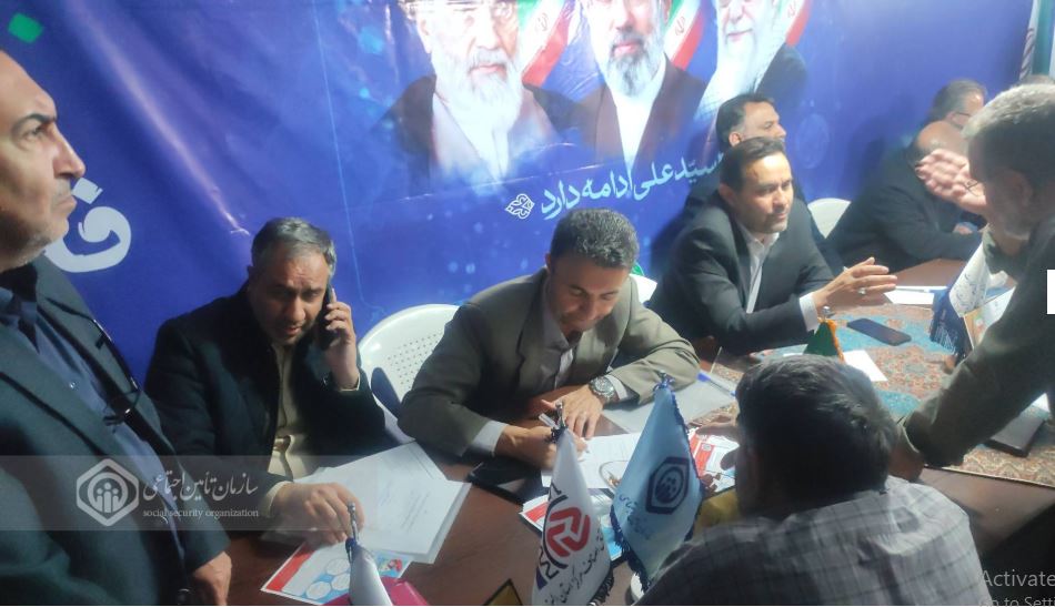 پاسخگویی مدیرکل تأمین اجتماعی البرز به بیمه‌شدگان در راهپیمایی ضد آمریکایی