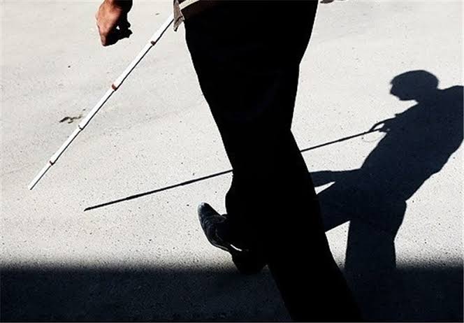 زندگی نابینایان در شهر؛ از پیاده‌روهای ناایمن تا مستمری دو میلیونی