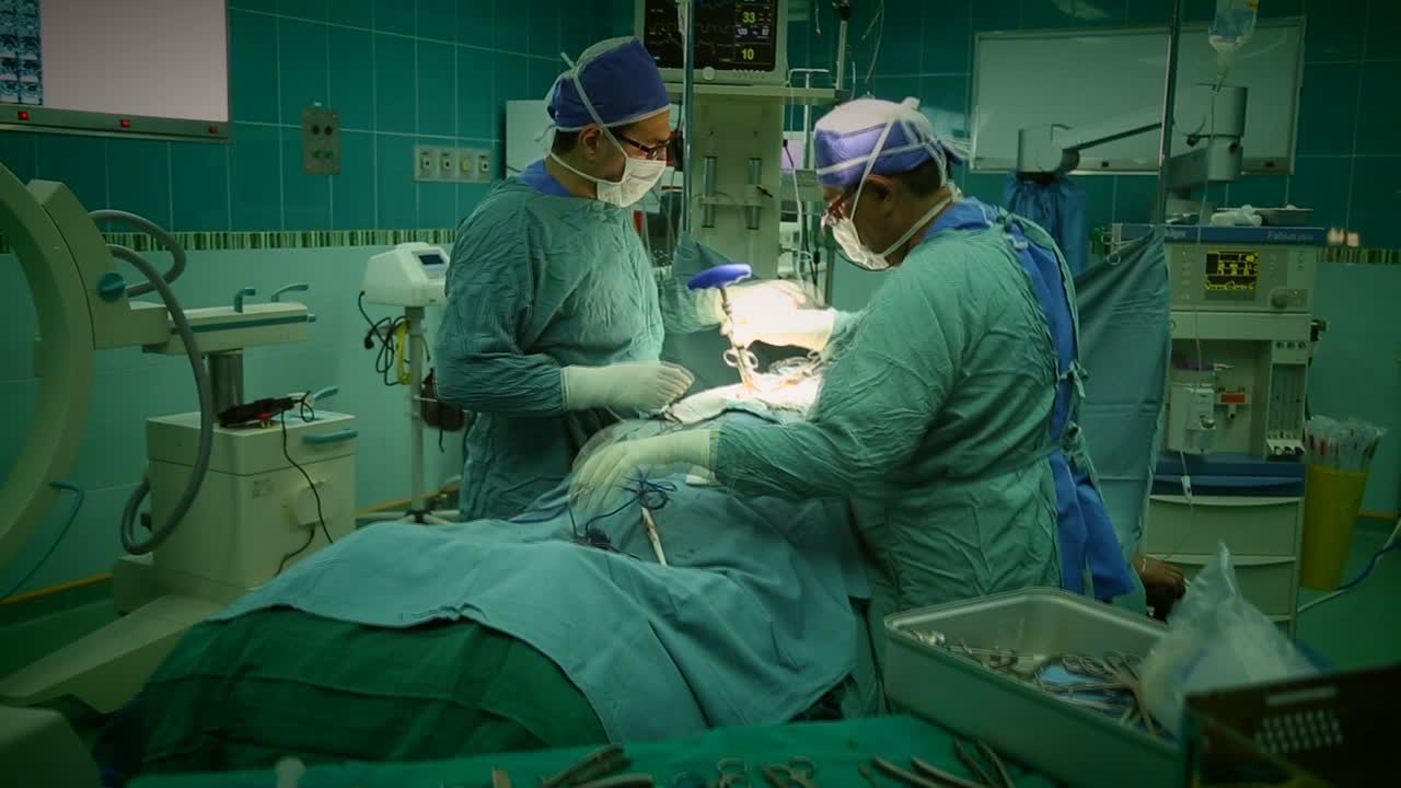 عمل اسپلنکتومی به روش لاپاراسکوپ در بیمارستان تأمین‌اجتماعی امام رضا (ع) قم