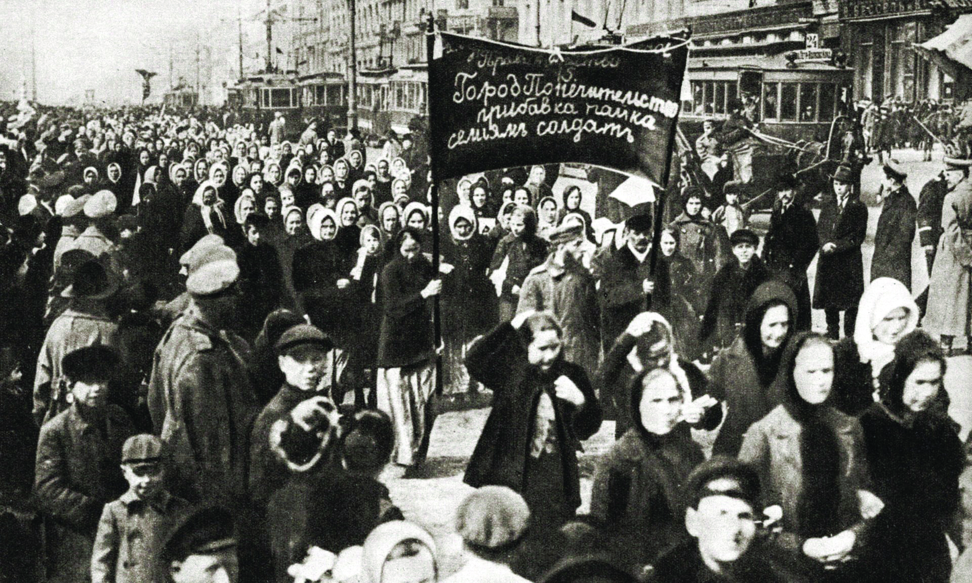 زنان در خط مقدم انقلاب